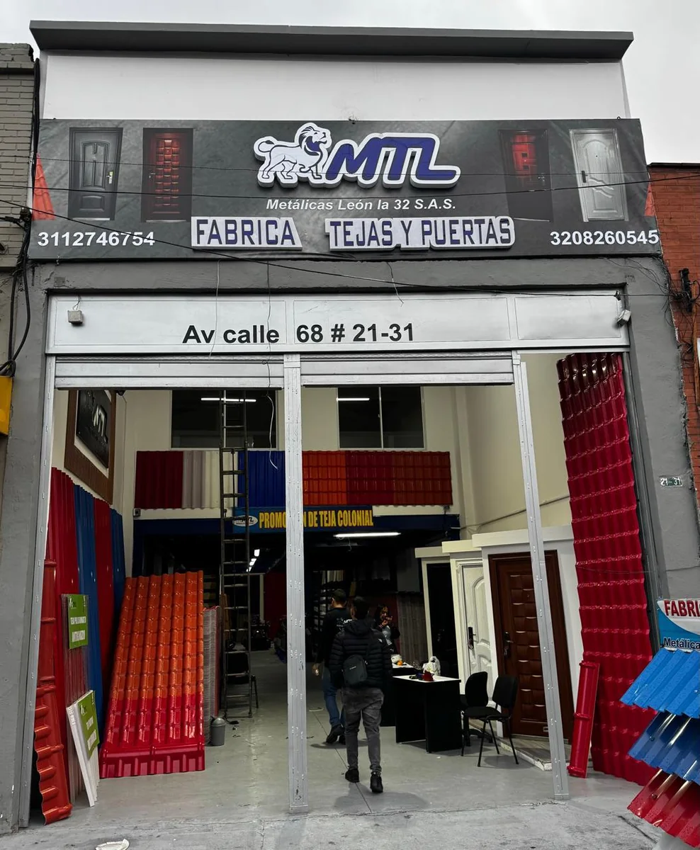 Fachada de la fábrica de León Business S.A.S. en la Calle 68 # 21-31, Bogotá